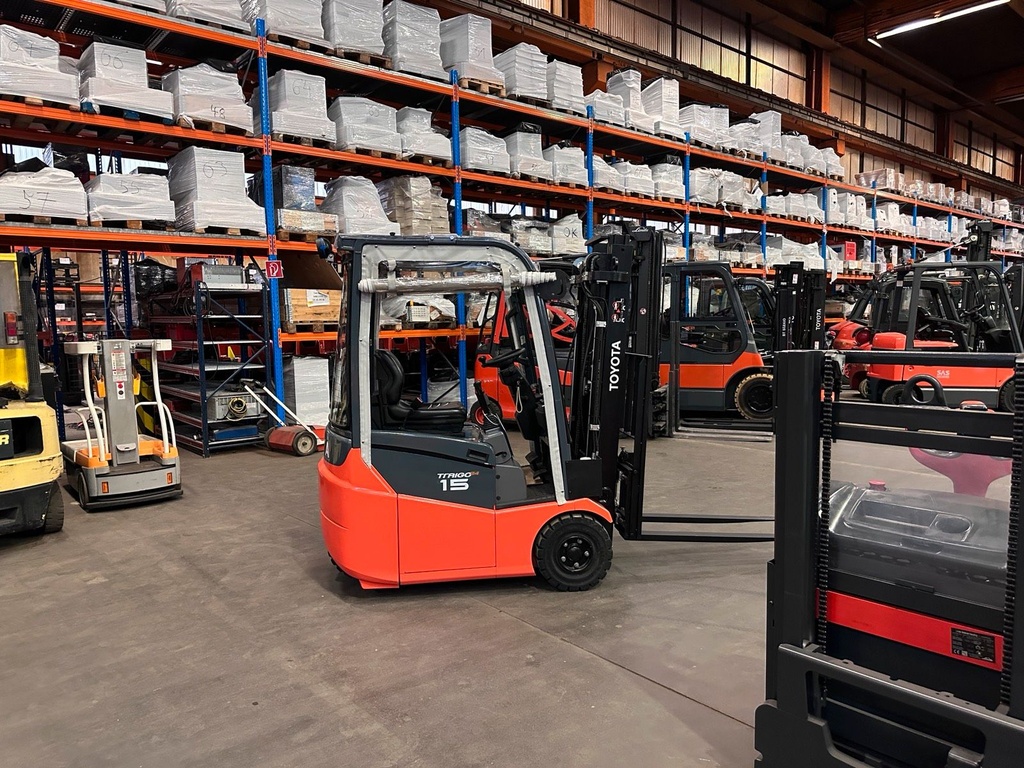 Toyota 1,5t Gabelstapler Elektro Triplex 4320mm Stapler 3