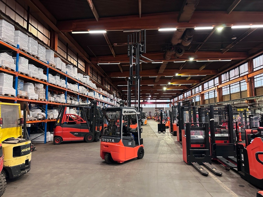 Toyota 1,5t Gabelstapler Elektro Triplex 4320mm Stapler 9