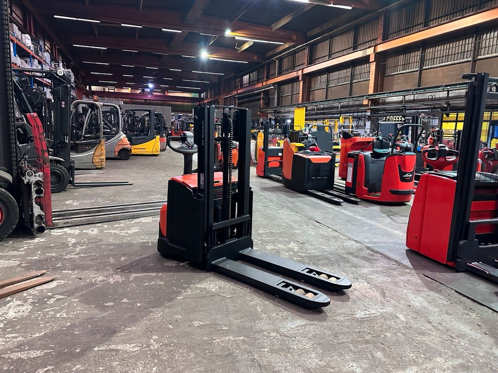 BT SWE200D 2018 Doppelstock Hochhubwagen Initialhub 10