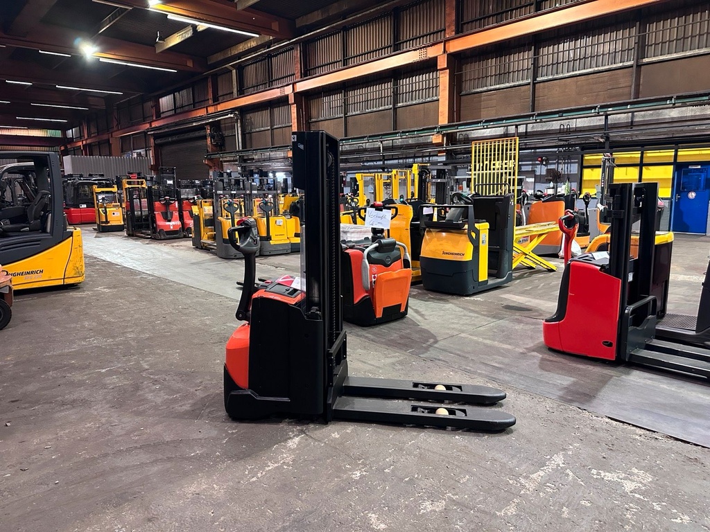 Toyota BT SWE120L Initialhub 2700mm Hub. Elektro Stapler 5