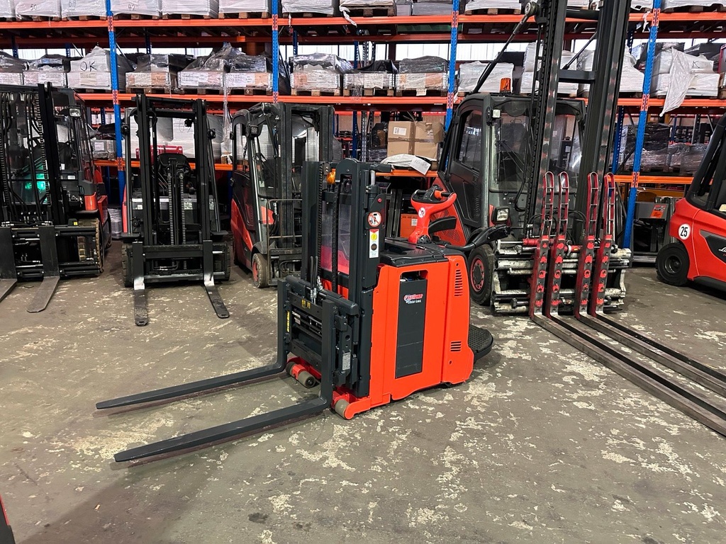 Linde L06AC AP Freitragender Hochhubwagen Zinkenversteller Seitenscheiber 3