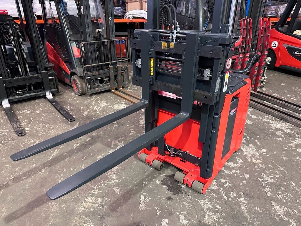 Linde L06AC AP Freitragender Hochhubwagen Zinkenversteller Seitenscheiber 9