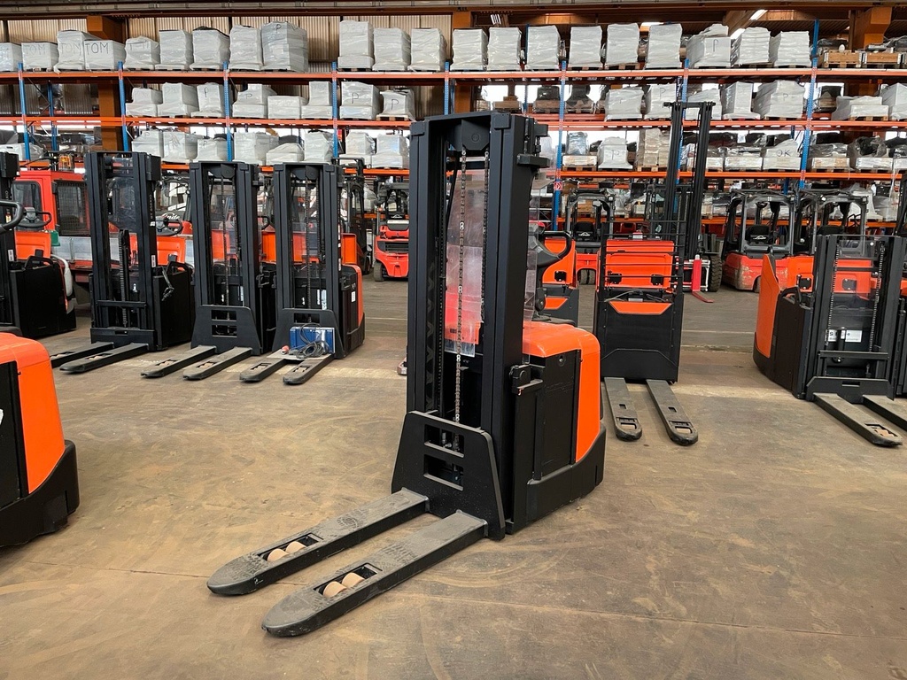 BT SPE Triplex 4150mm hub. Mitfahrer Klappplattform ElektroBild 3