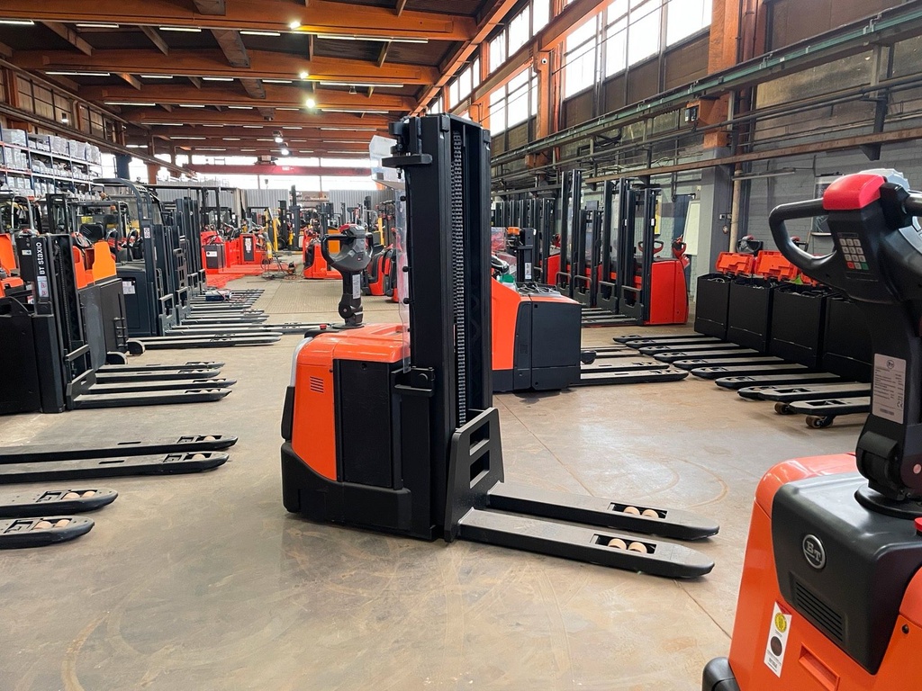 BT SPE Triplex 4150mm hub. Mitfahrer Klappplattform ElektroBild 4