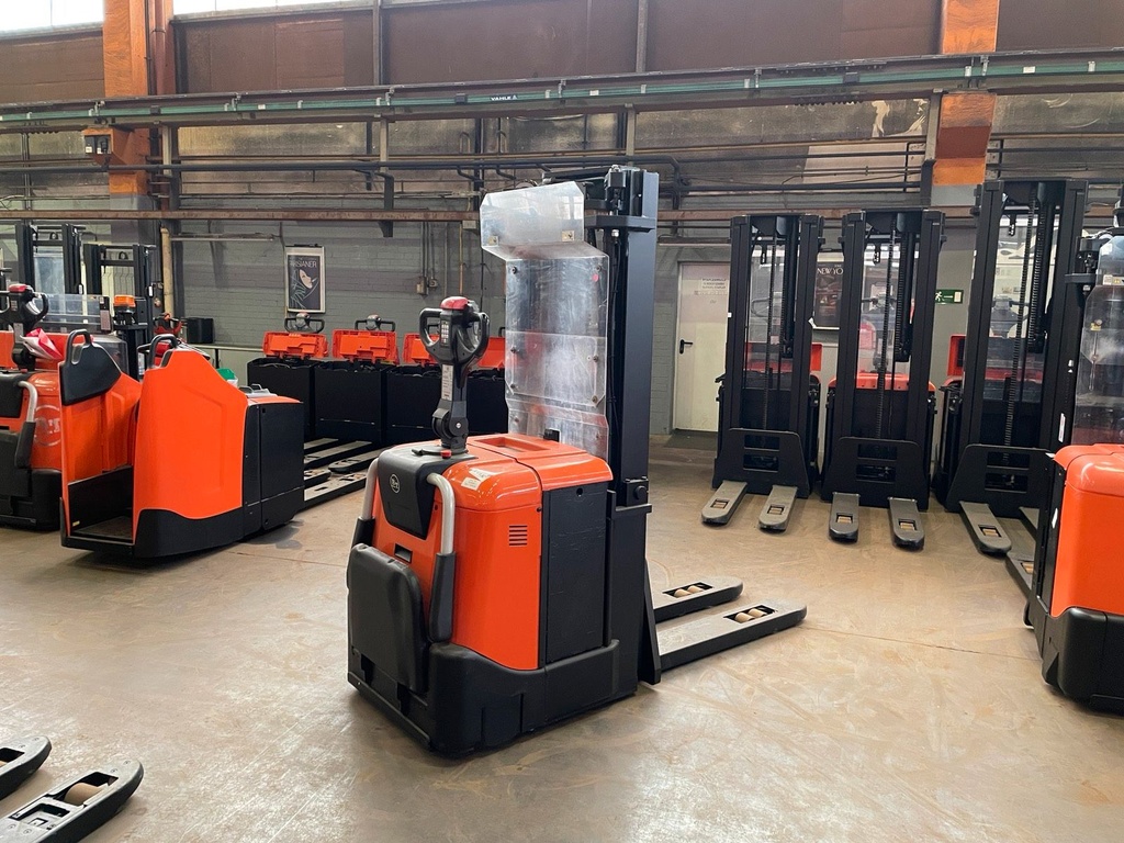 BT SPE Triplex 4150mm hub. Mitfahrer Klappplattform ElektroBild 6