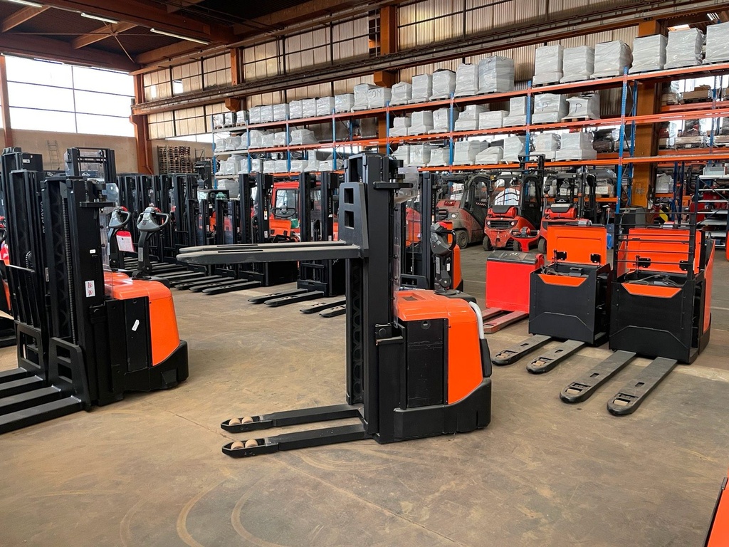 BT SPE Triplex 4150mm hub. Mitfahrer Klappplattform ElektroBild 7