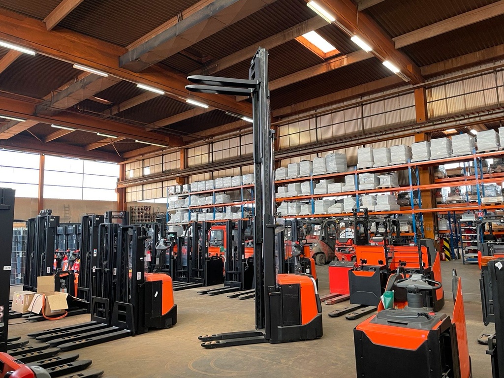 BT SPE Triplex 4150mm hub. Mitfahrer Klappplattform ElektroBild 8