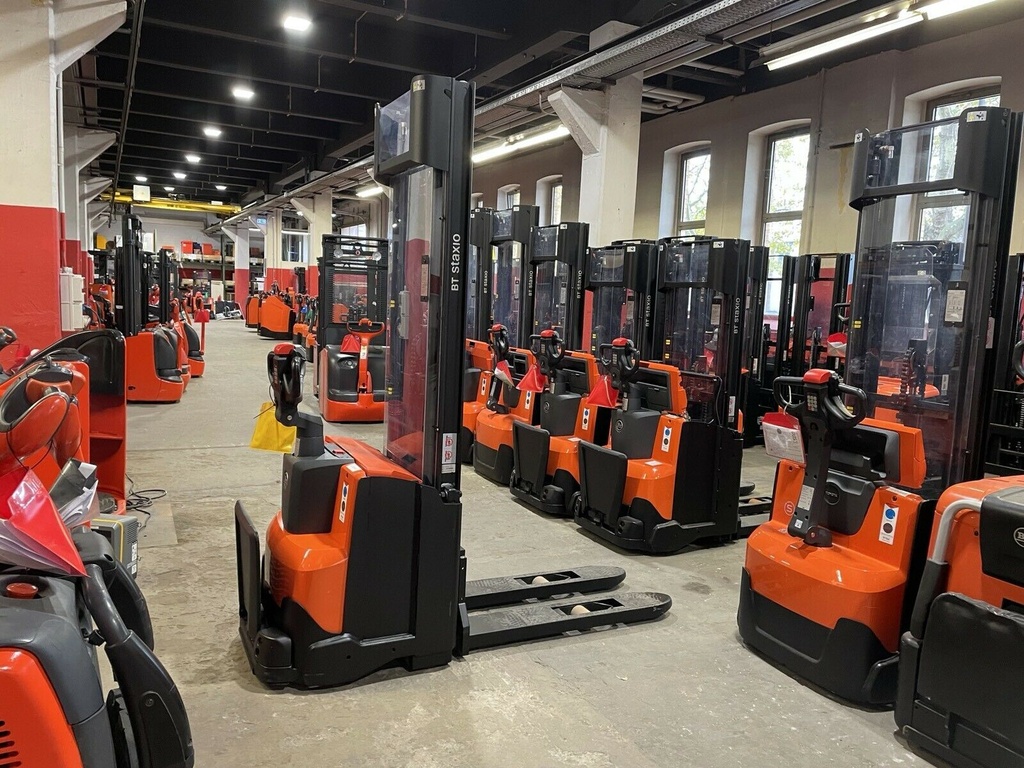 BT SWE 120 3700mm Hub. Hochhubwagen mit Klappplattform Stapler